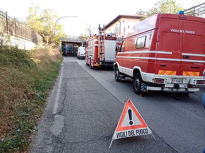 Camion incastrato sotto il ponte della ferrovia a Borgo san Lorenzo