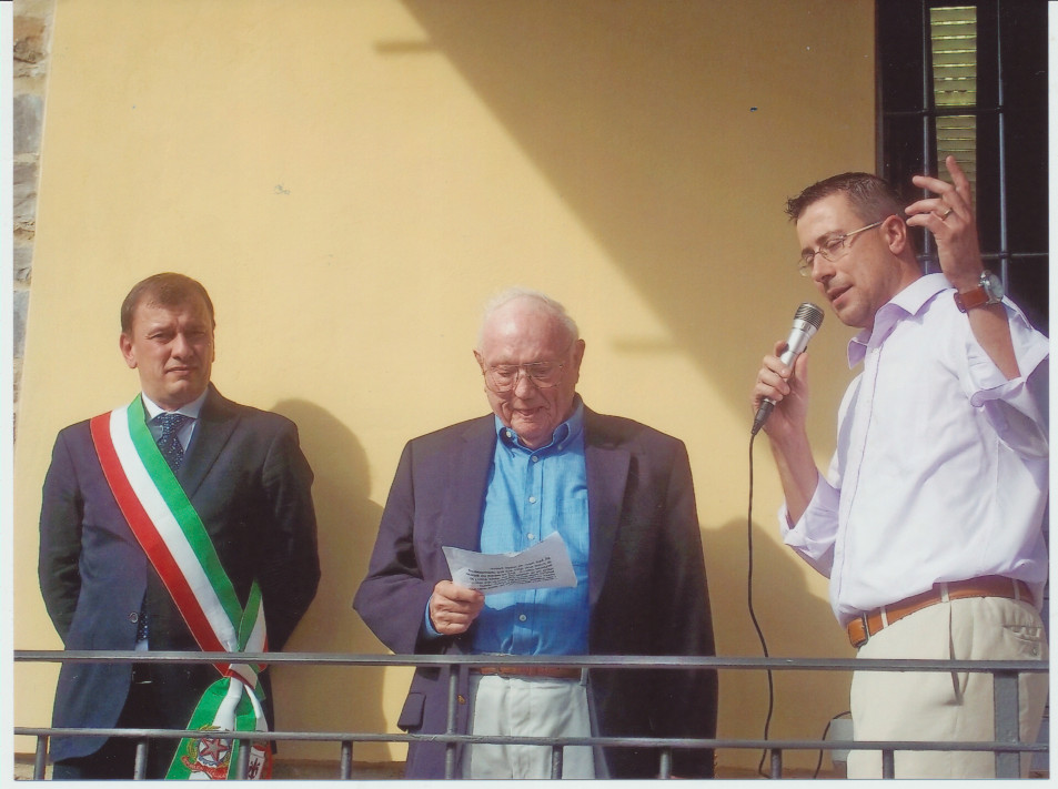 24 settembre 2011. L’inaugurazione del Museo della Gotica Toscana. Da sinistra il sindaco di Scarperia Federico Ignesti, il reduce statunitense Jack Lewis e il vice presidente e segretario della Gotica Toscana Filippo Spadi (Foto Aldo Giovannini)